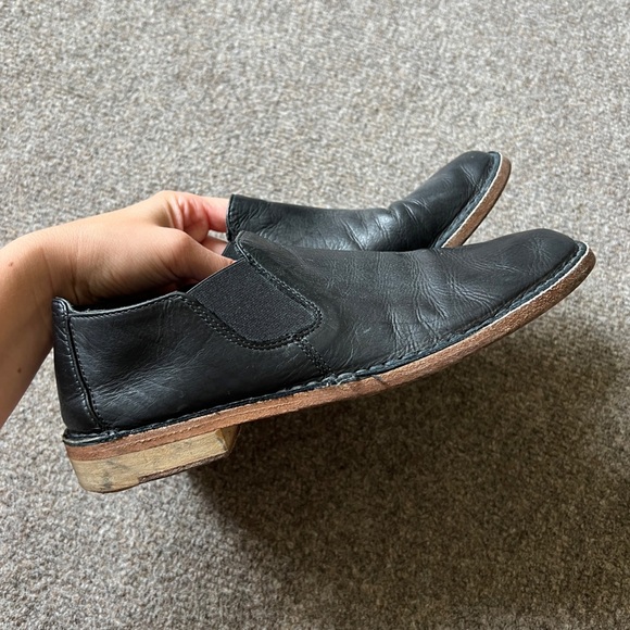 Vince Black Leather Slip On Loafer Shoes Chelsea Flats Round Toe Womens Size 7.5 - Picture 1 of 12